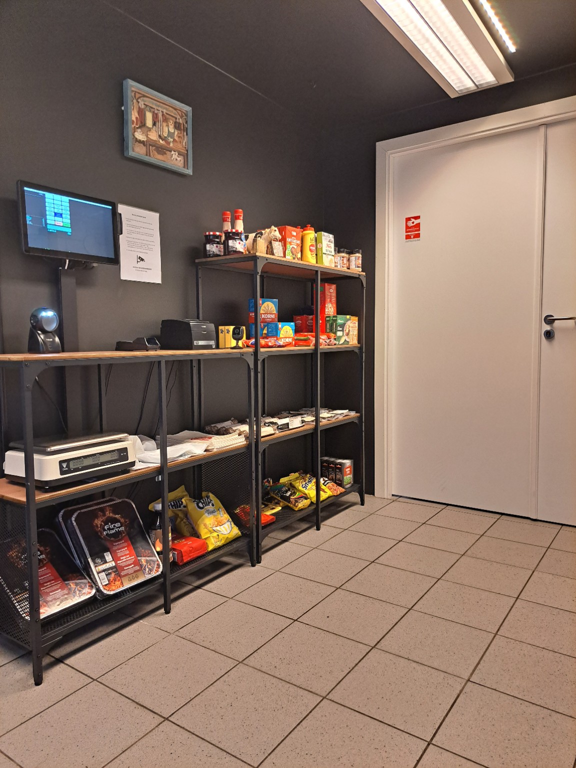 Kasse og vekt i den selvbetjente butikken