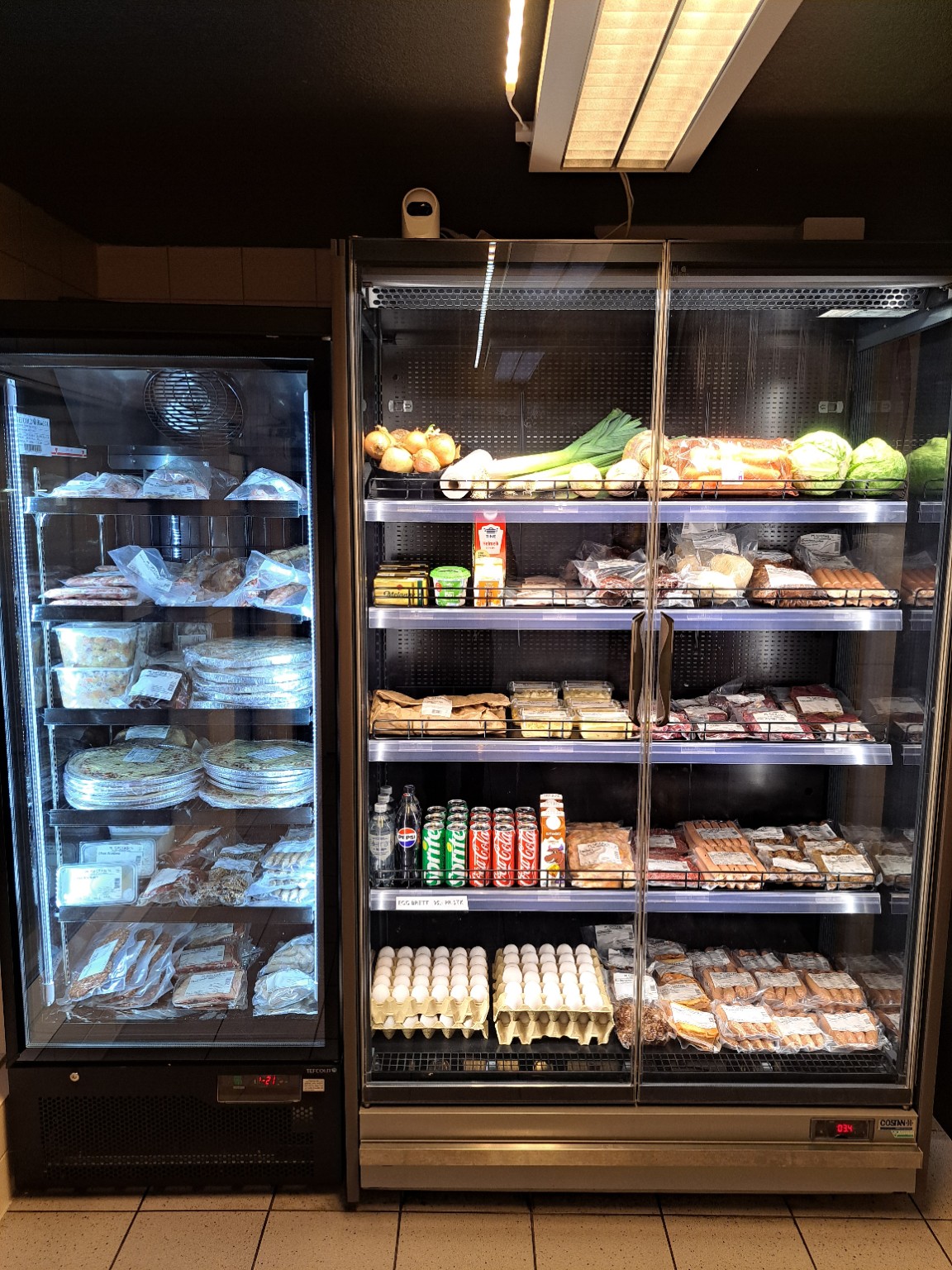 Kjølevarer, grønnsaker, egg og drikke i den selvbetjente butikken